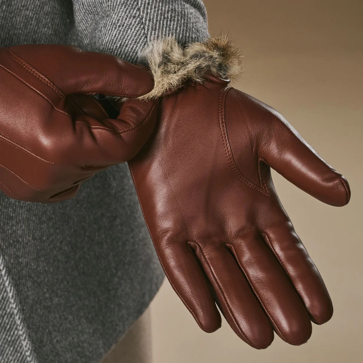Alexander (brown) - Men’s lambskin leather gloves with luxurious rabbit fur lining and touchscreen feature - Image 3