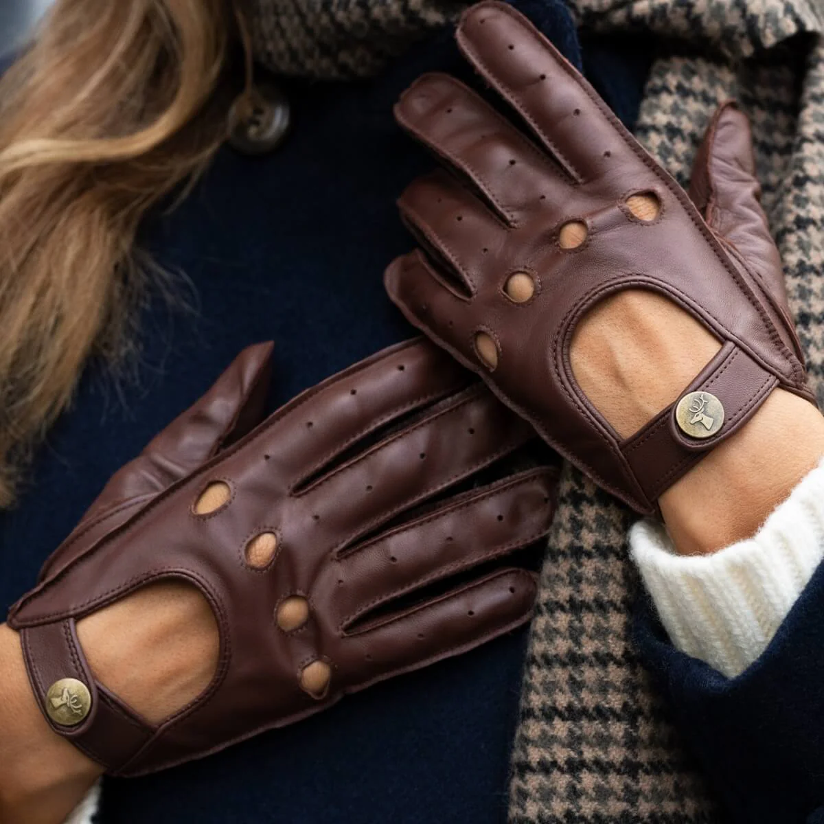 Alexis (brown) – Classic women's lambskin driving gloves with touchscreen feature - Image 6