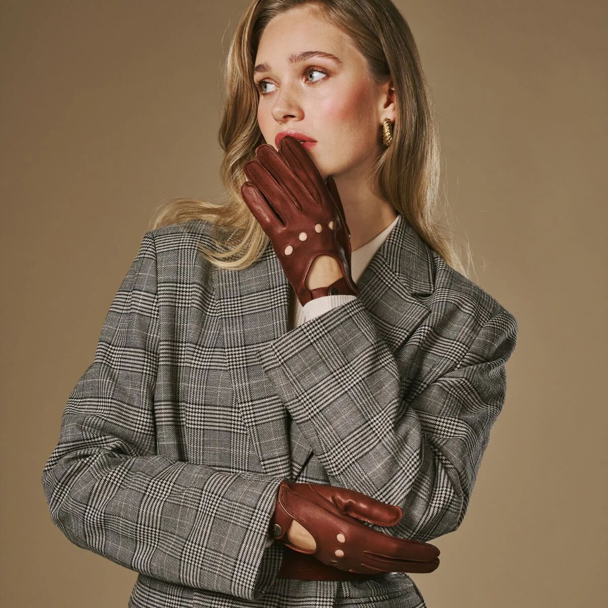 Alexis (cognac) – Classic women's lambskin driving gloves with touchscreen feature - Image 3