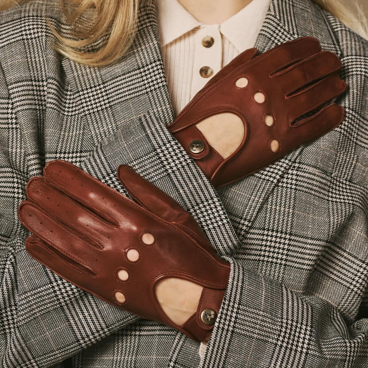 Alexis (cognac) – Classic women's lambskin driving gloves with touchscreen feature - Image 4
