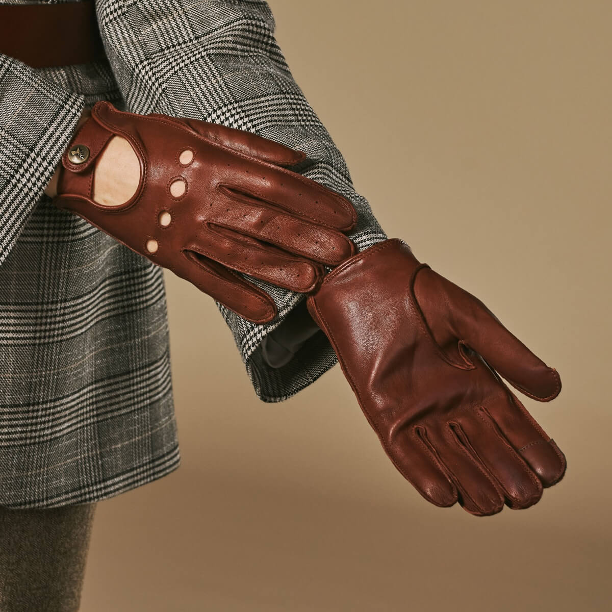 Alexis (cognac) – Classic women's lambskin driving gloves with touchscreen feature - Image 6
