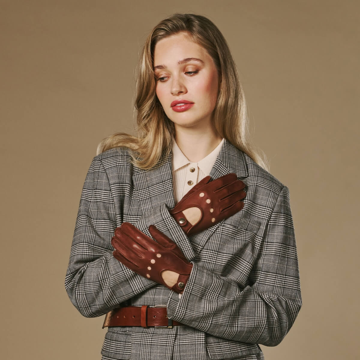 Alexis (cognac) – Classic women's lambskin driving gloves with touchscreen feature - Image 7