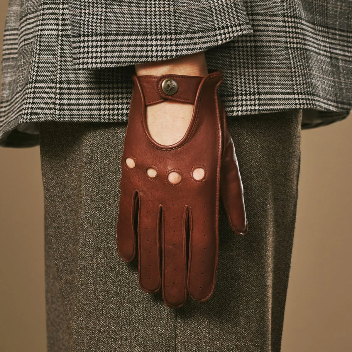 Alexis (cognac) – Classic women's lambskin driving gloves with touchscreen feature - Image 8