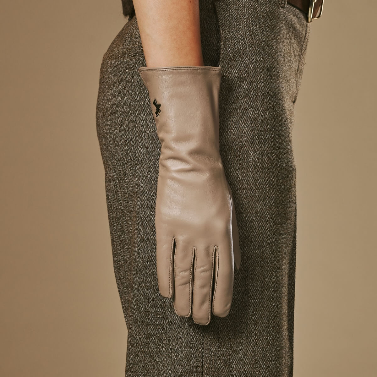 Emma (taupe) - Extra-long sheepskin leather gloves with luxurious cashmere lining & touchscreen feature - Image 7