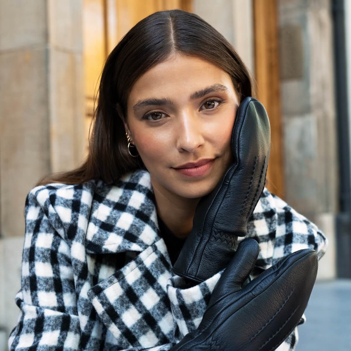 Eva (black) - Stylish goat leather mittens with luxurious faux fur lining & touchscreen feature - Image 13