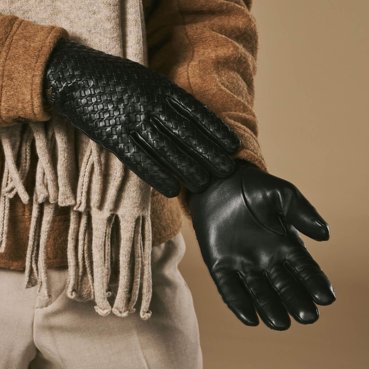 Frederick (black) - Basketweave pattern gloves with wool lining and touchscreen feature - Image 11