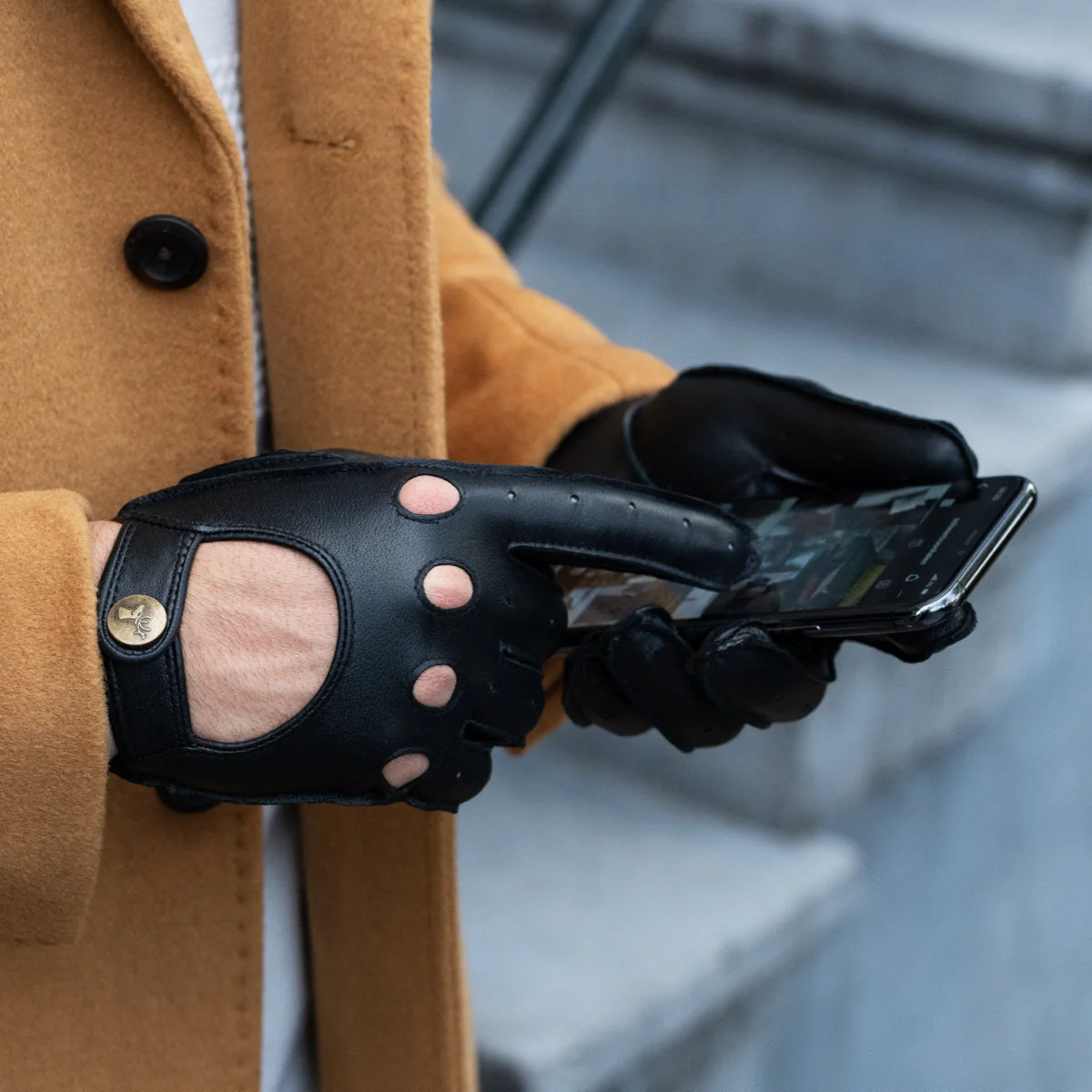 Gosling (black) – Classic men's lambskin driving gloves with touchscreen feature - Image 4
