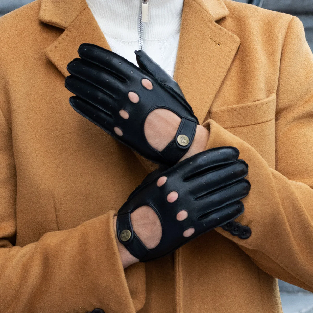 Gosling (black) – Classic men's lambskin driving gloves with touchscreen feature - Image 7