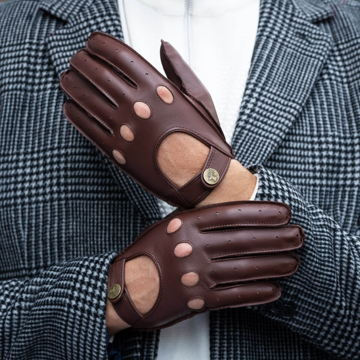 Gosling (brown) – Classic men's lambskin driving gloves with touchscreen feature - Image 5