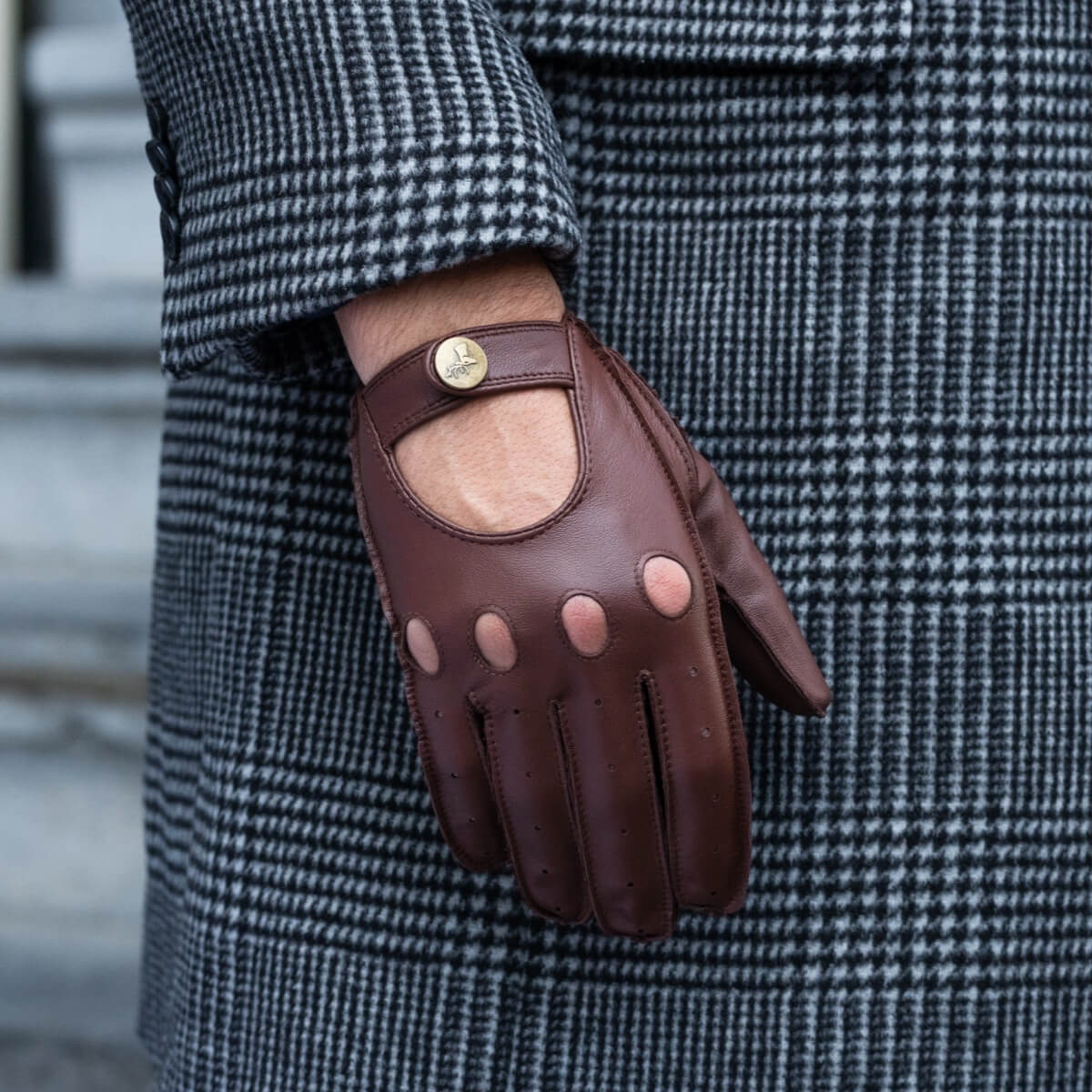 Gosling (brown) – Classic men's lambskin driving gloves with touchscreen feature - Image 6