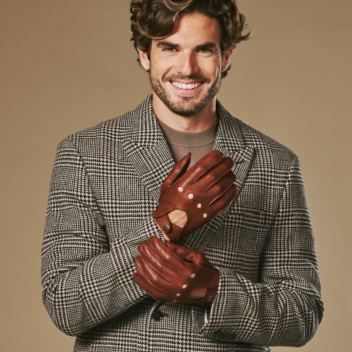 Gosling (cognac) – Classic men's lambskin driving gloves with touchscreen feature - Image 3