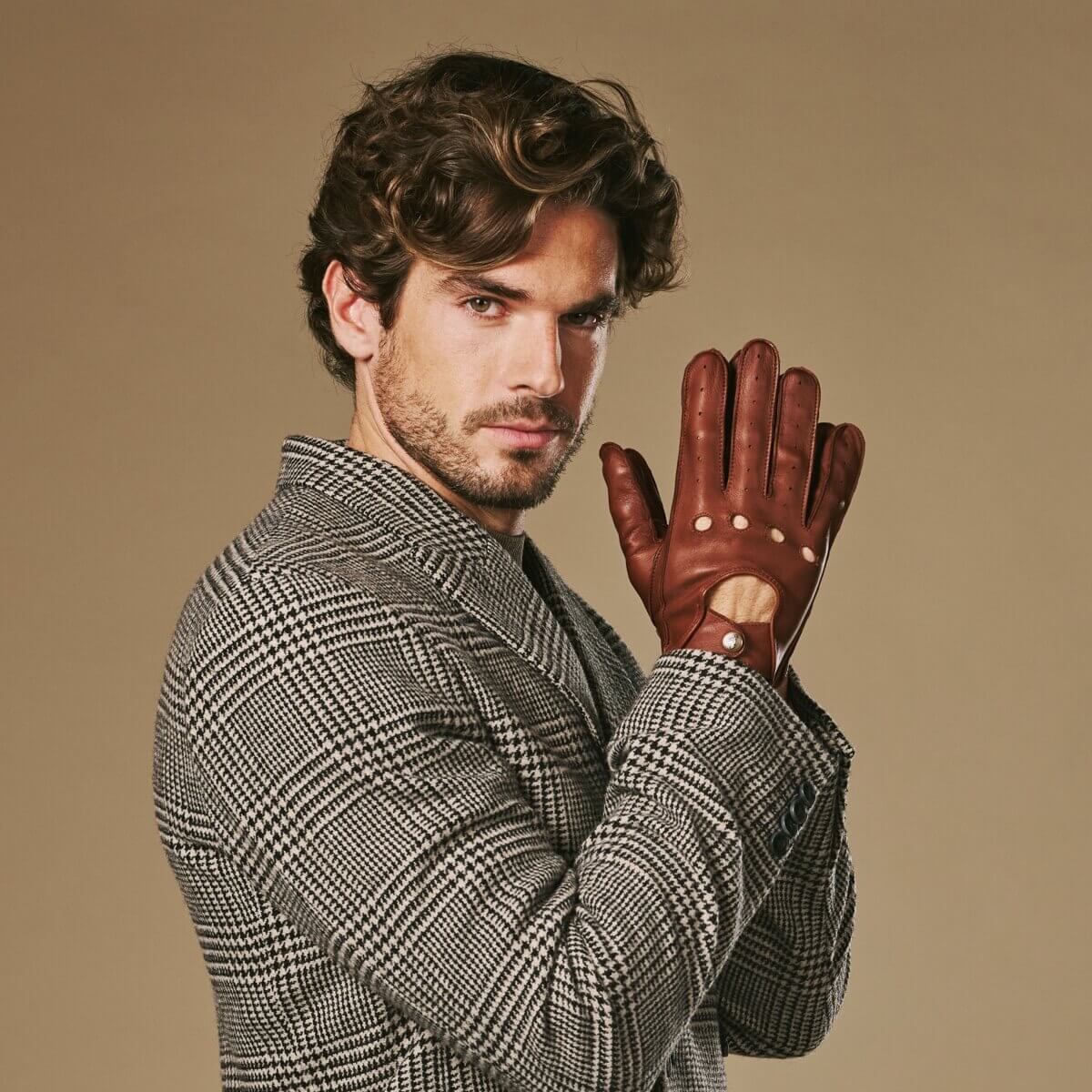 Gosling (cognac) – Classic men's lambskin driving gloves with touchscreen feature - Image 5