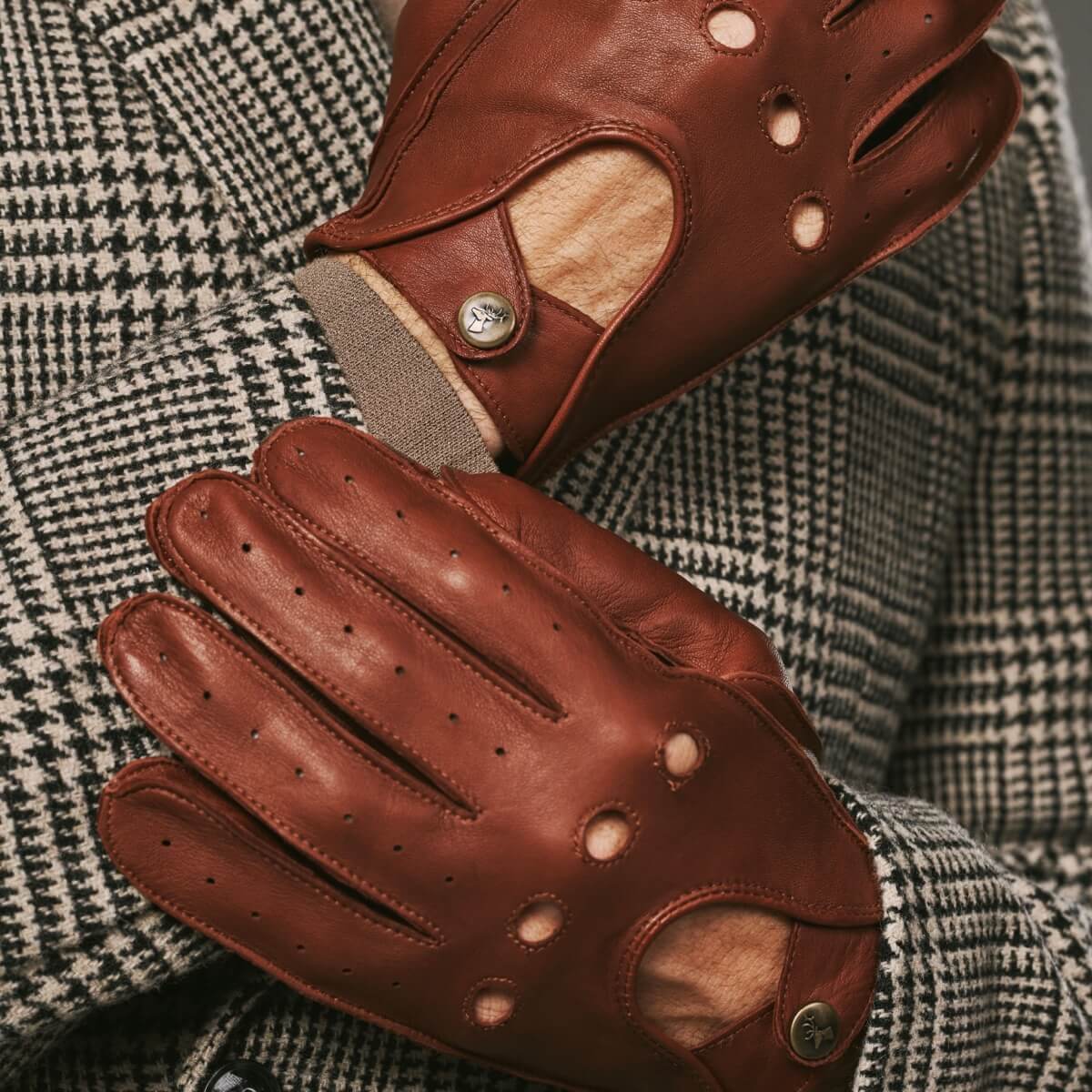 Gosling (cognac) – Classic men's lambskin driving gloves with touchscreen feature - Image 8