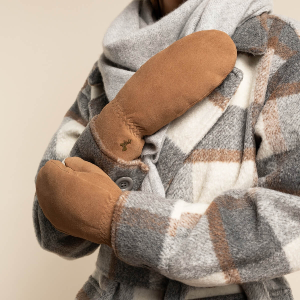 Hailey (camel) - Suede goatskin mittens with luxurious sheep fur lining - Image 7