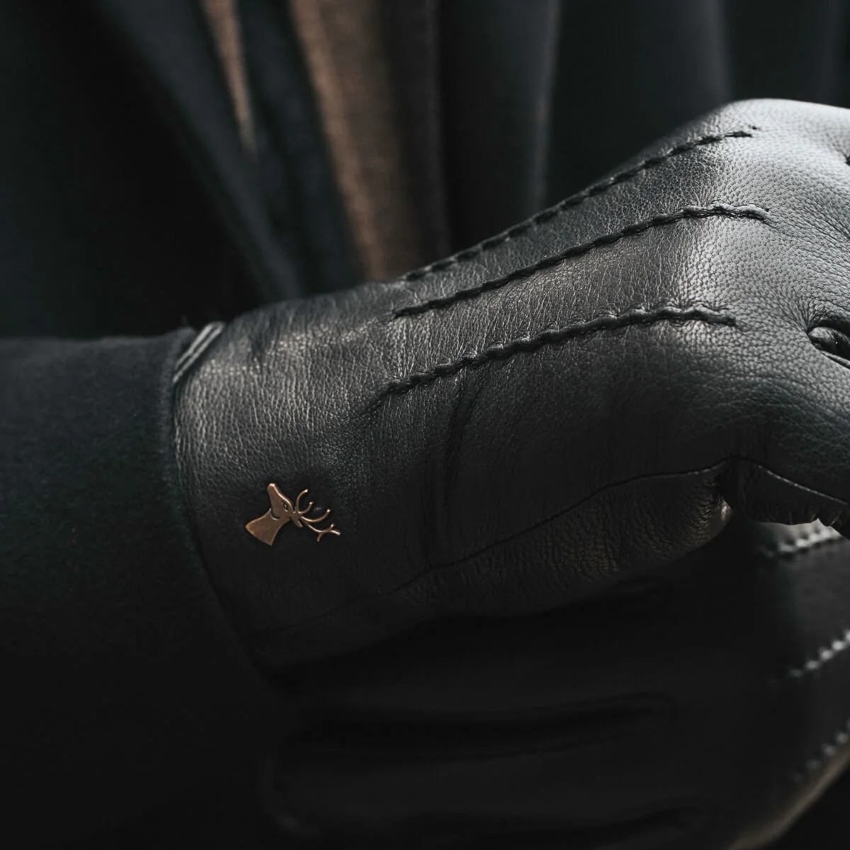 Hunter (black) – Goatskin leather gloves with lambswool lining & touchscreen feature - Image 12