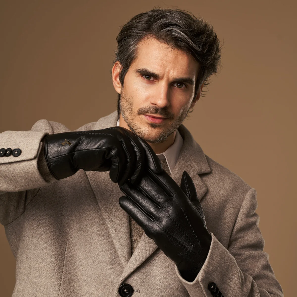 Hunter (black) – Goatskin leather gloves with lambswool lining & touchscreen feature - Image 13