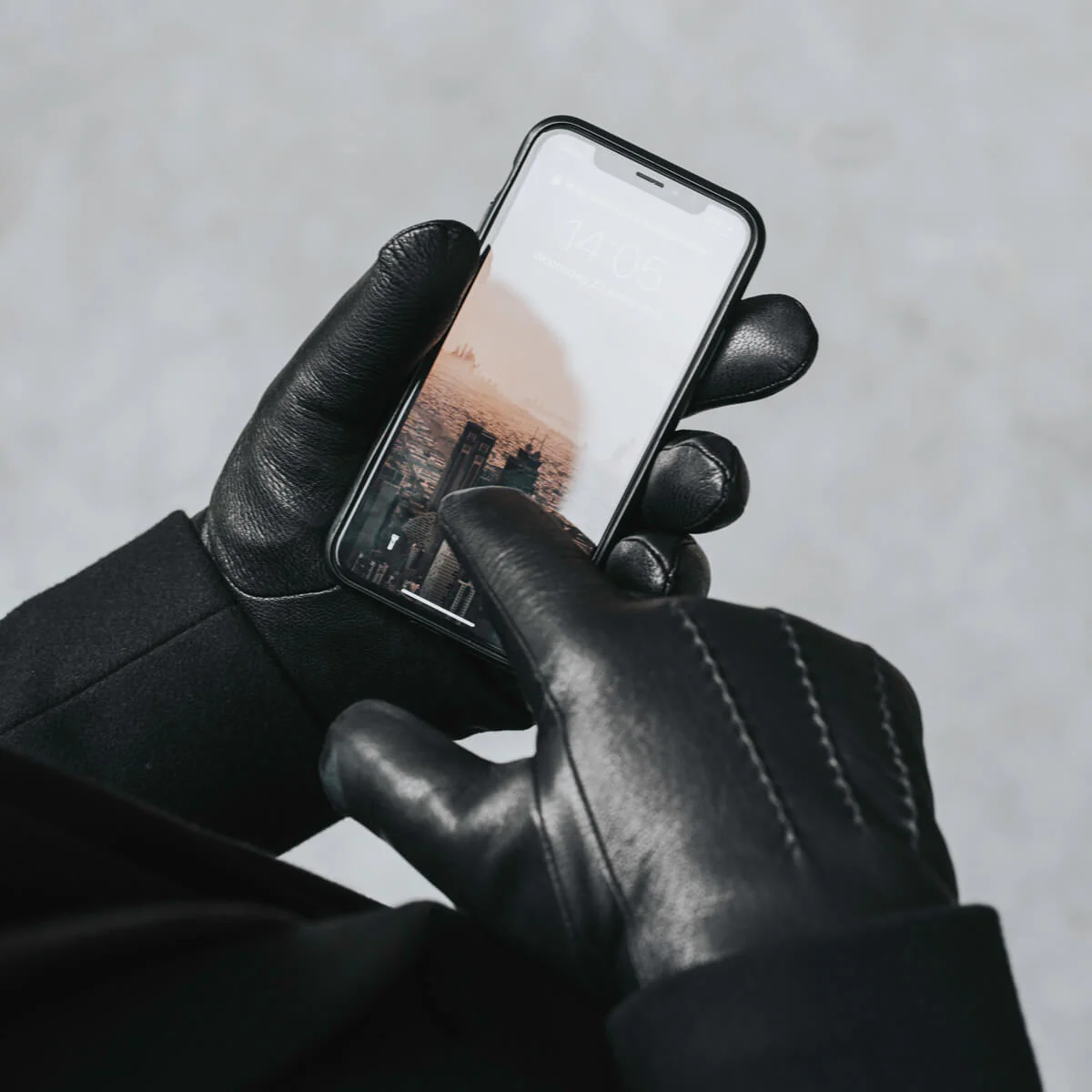 Hunter (black) – Goatskin leather gloves with lambswool lining & touchscreen feature - Image 6