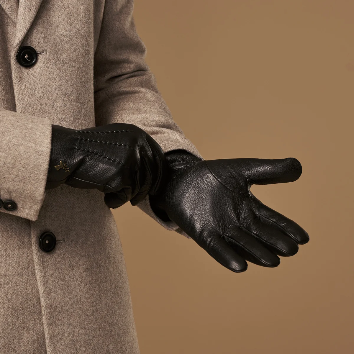 Hunter (black) – Goatskin leather gloves with lambswool lining & touchscreen feature - Image 8