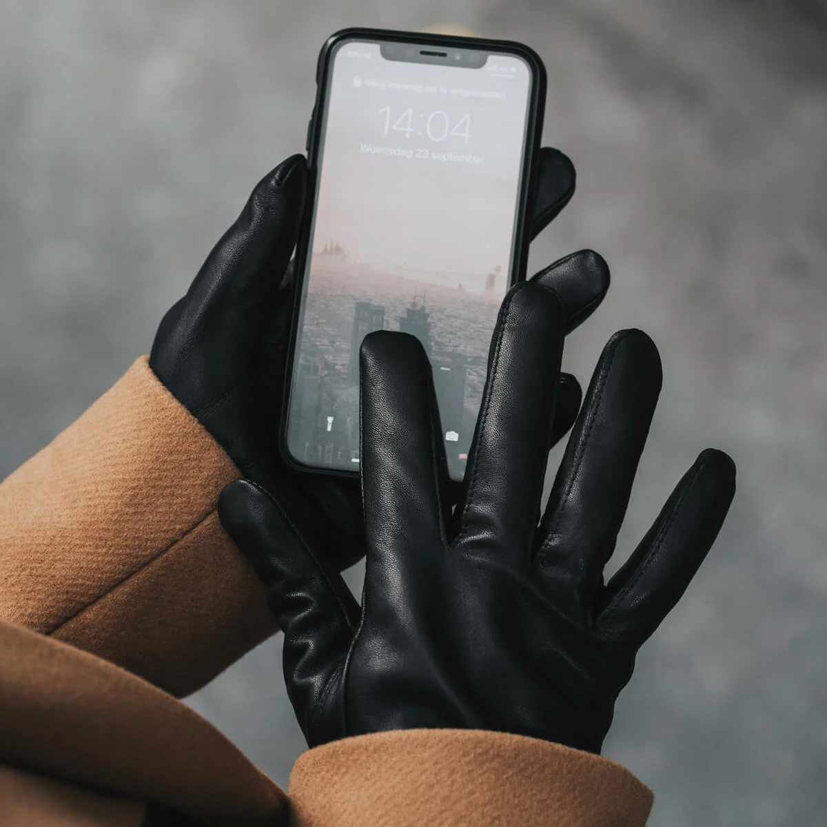 Ivy (black) – Sheepskin leather gloves with wool/cashmere lining & touchscreen feature - Image 6