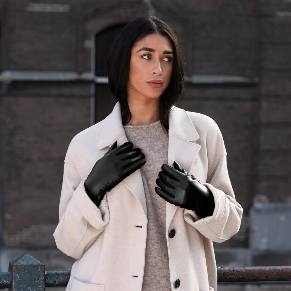 Ivy (black) – Sheepskin leather gloves with wool/cashmere lining & touchscreen feature - Image 9
