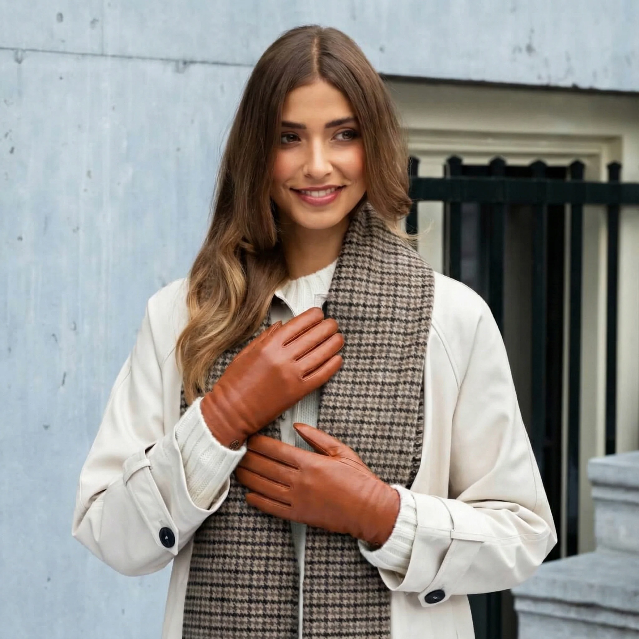 Ivy (cognac) - Sheepskin leather gloves with wool/cashmere lining & touchscreen feature - Image 2