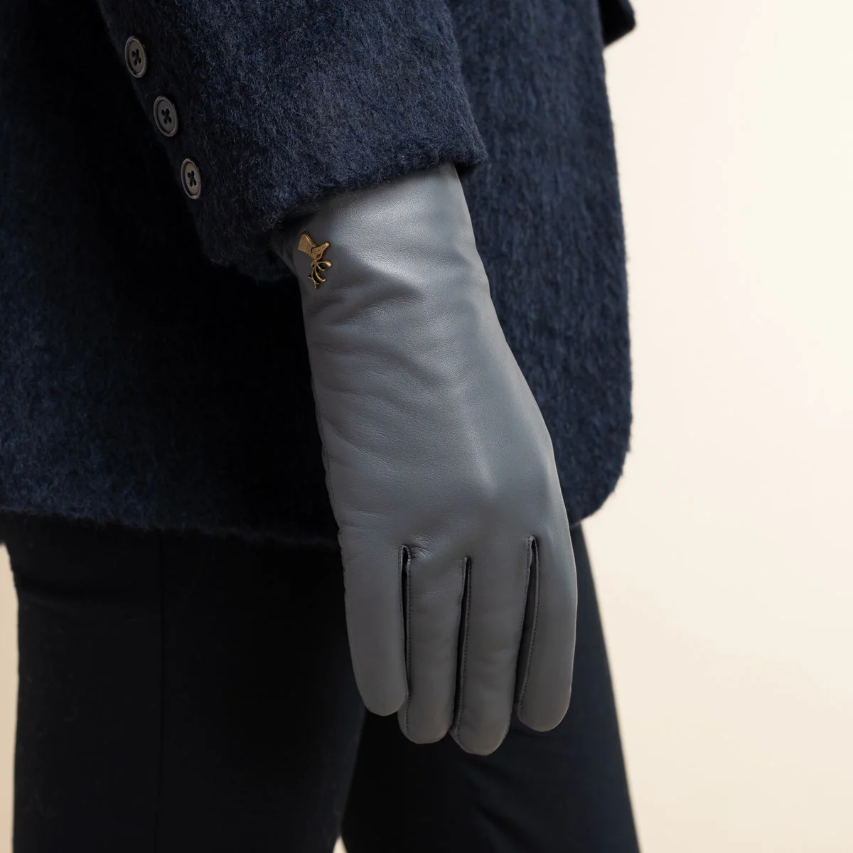 Ivy (grey) – Sheepskin leather gloves with wool/cashmere lining & touchscreen feature - Image 7