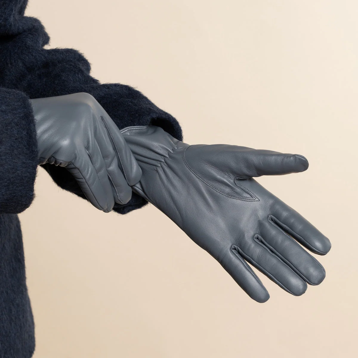 Ivy (grey) – Sheepskin leather gloves with wool/cashmere lining & touchscreen feature - Image 9