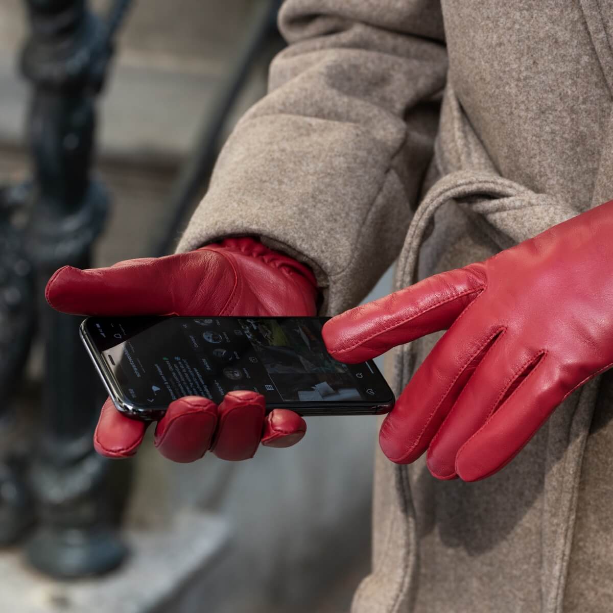 Ivy (red) – Sheepskin leather gloves with wool/cashmere lining & touchscreen feature - Image 6