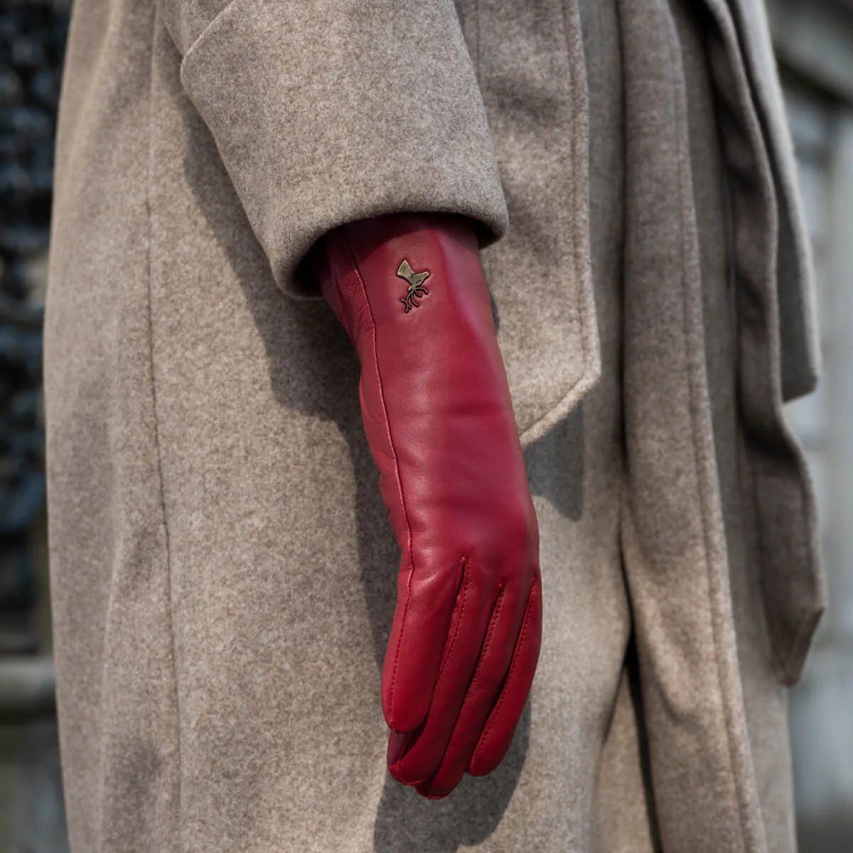 Ivy (red) – Sheepskin leather gloves with wool/cashmere lining & touchscreen feature - Image 7