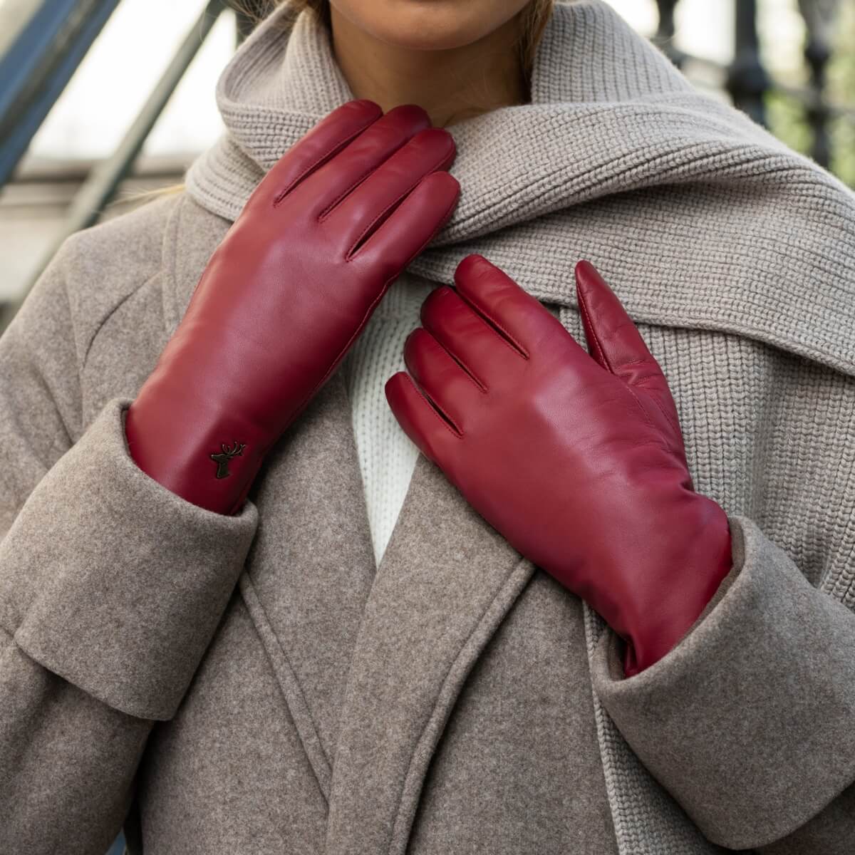 Ivy (red) – Sheepskin leather gloves with wool/cashmere lining & touchscreen feature - Image 8