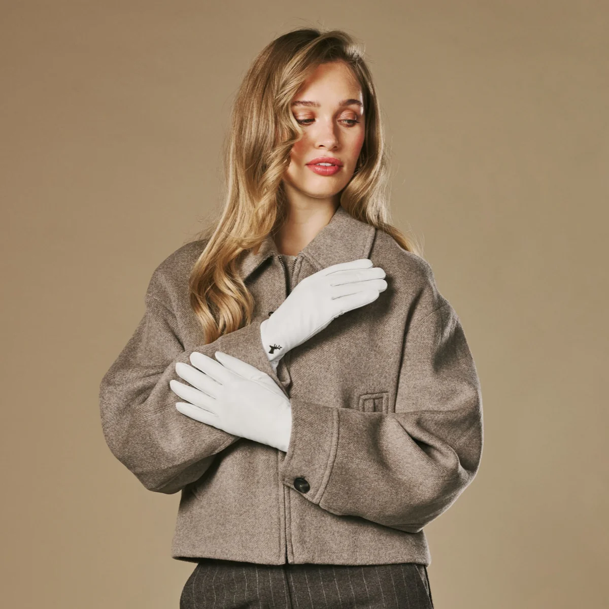 Ivy (white) – Sheepskin leather gloves with wool/cashmere lining & touchscreen feature - Image 8