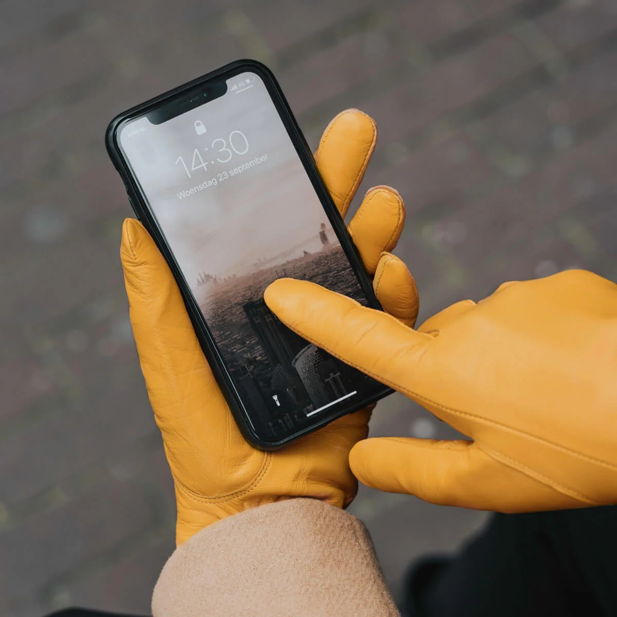 Ivy (yellow) - Sheepskin leather gloves with wool/cashmere lining & touchscreen feature - Image 6
