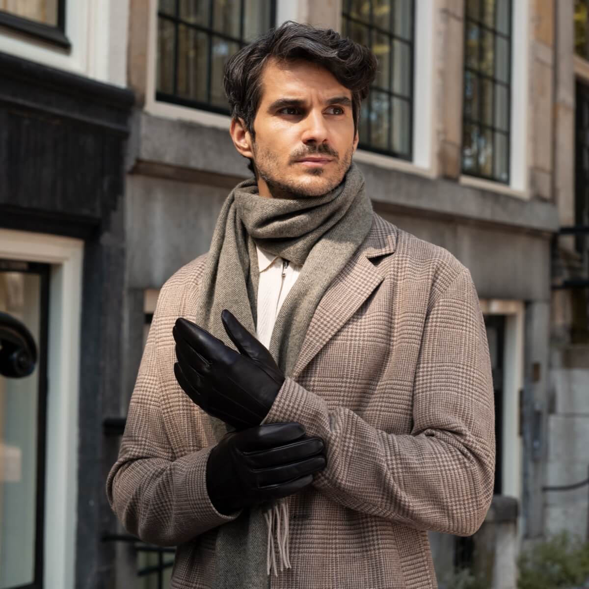 James (black) - Classic sheepskin leather gloves with luxurious cashmere lining & touchscreen feature - Image 10