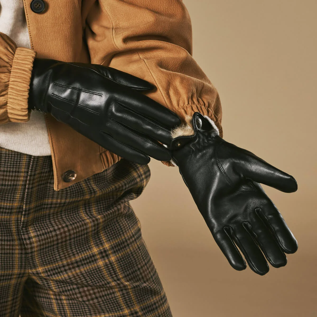 Jasmine (black) - Women’s lambskin gloves with luxurious rabbit fur lining and touchscreen feature - Image 10