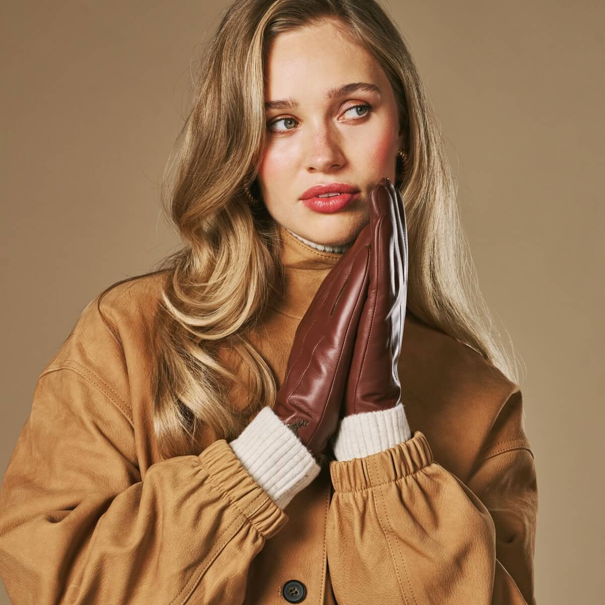 Jasmine (brown) - Women’s lambskin gloves with luxurious rabbit fur lining and touchscreen feature - Image 12