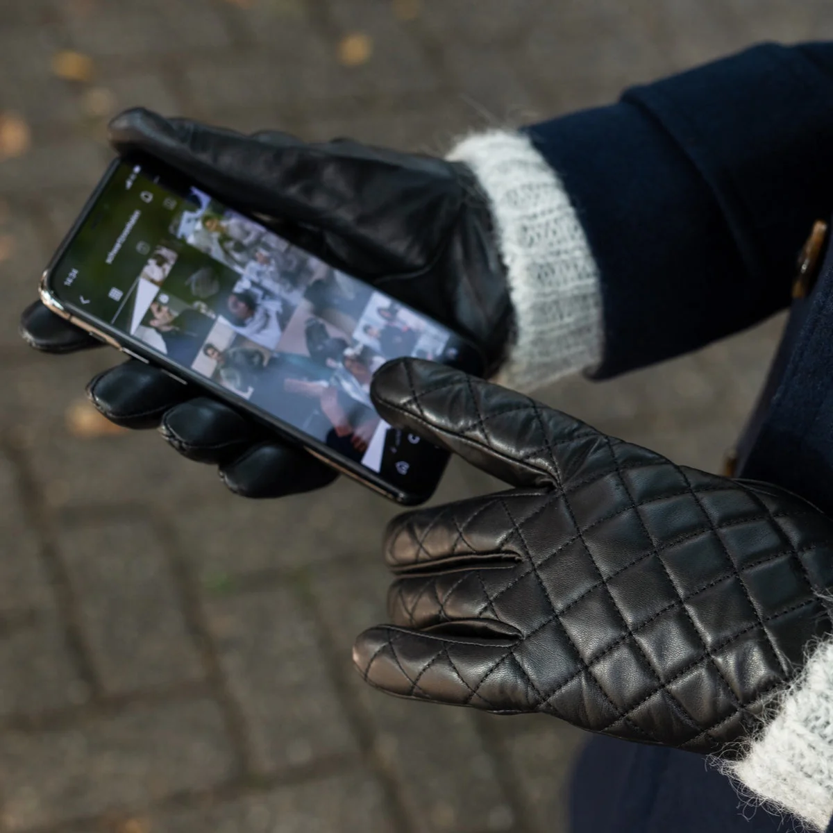 Kira (black) - Sheepskin leather gloves with wool/cashmere lining & touchscreen feature - Image 7