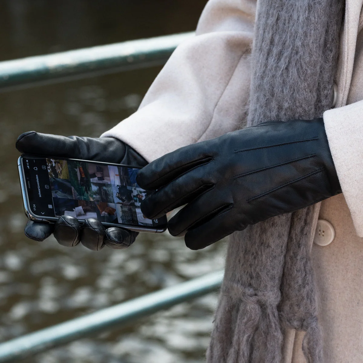 Lily (black) - Sheepskin leather gloves with warm fleece lining & touchscreen feature - Image 6