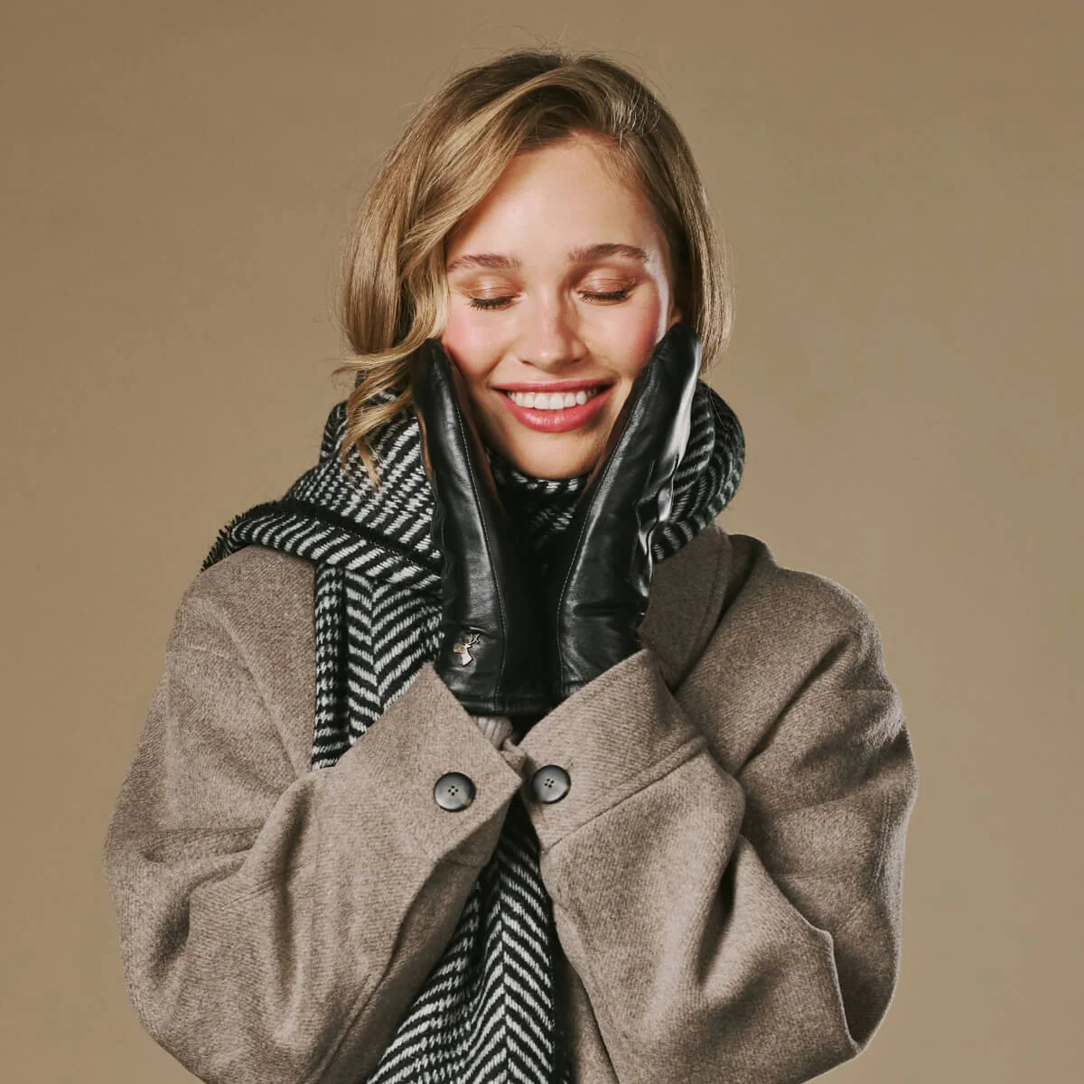 Megan (black) - Women’s lambskin leather mittens with rabbit fur lining and touchscreen feature - Image 7