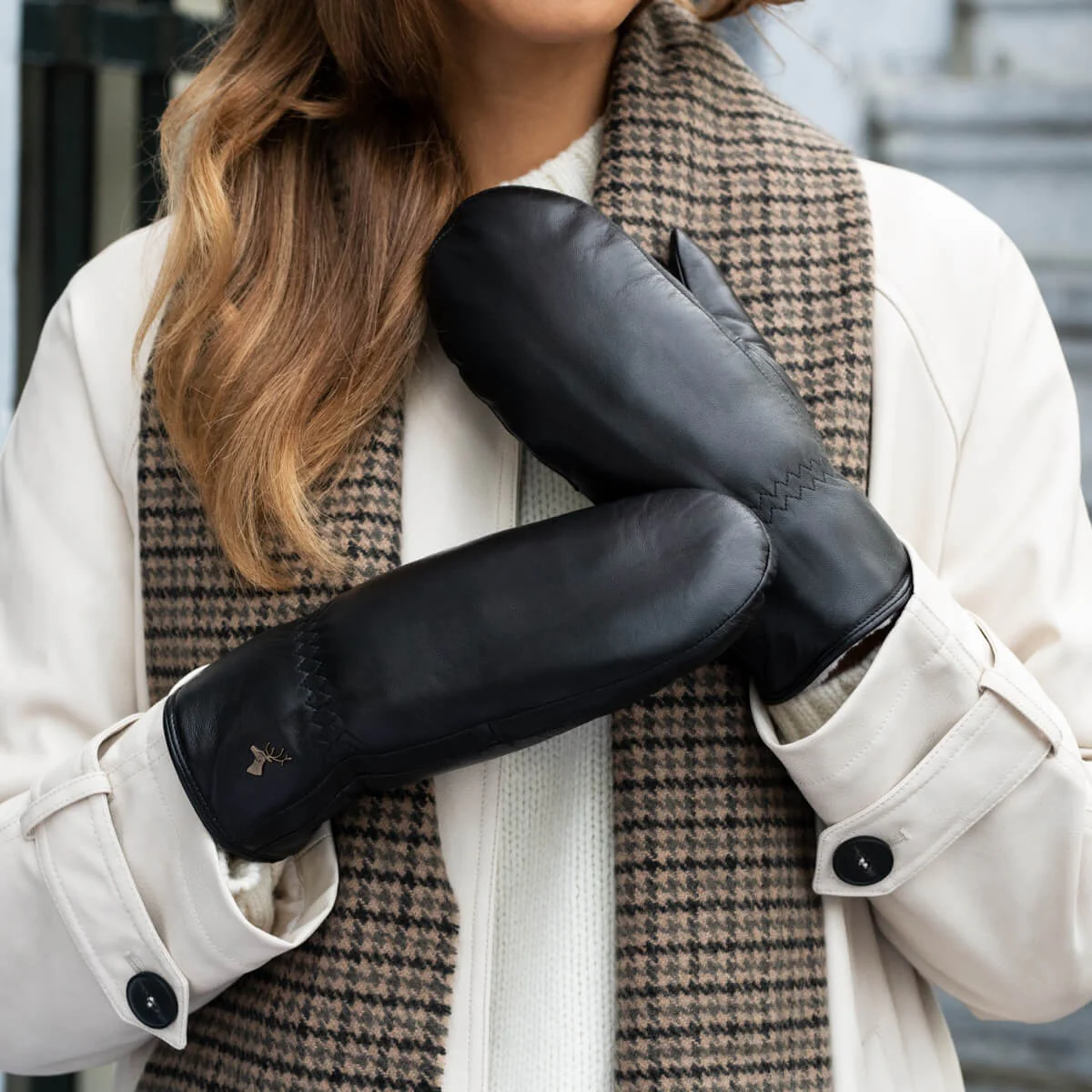 Mia (black) – Stylish leather mittens with luxurious lambswool lining & touchscreen feature - Image 7