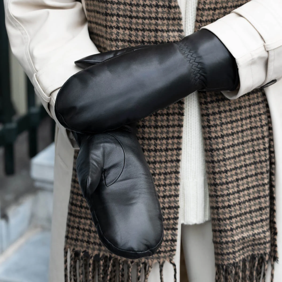 Mia (black) – Stylish leather mittens with luxurious lambswool lining & touchscreen feature - Image 8
