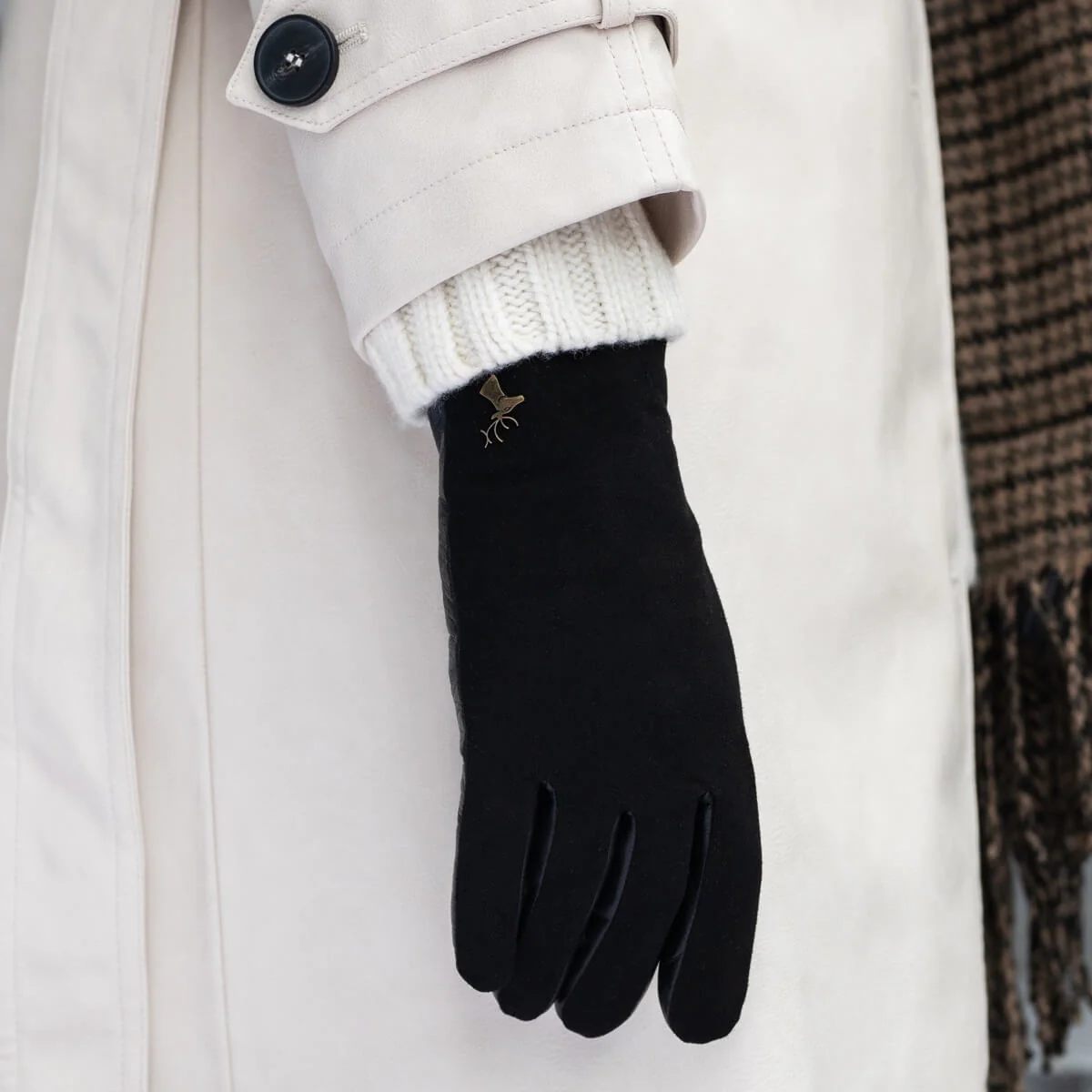 Nora (black) - Sheepskin leather gloves with faux fur lining & touchscreen feature - Image 9