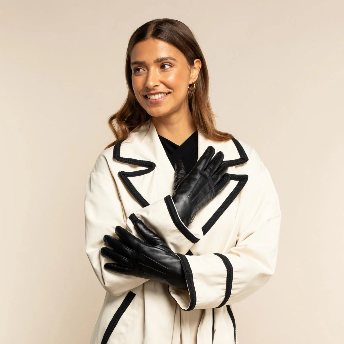 Olivia (black) – Sheepskin gloves with luxurious faux fur lining & touchscreen feature - Image 7