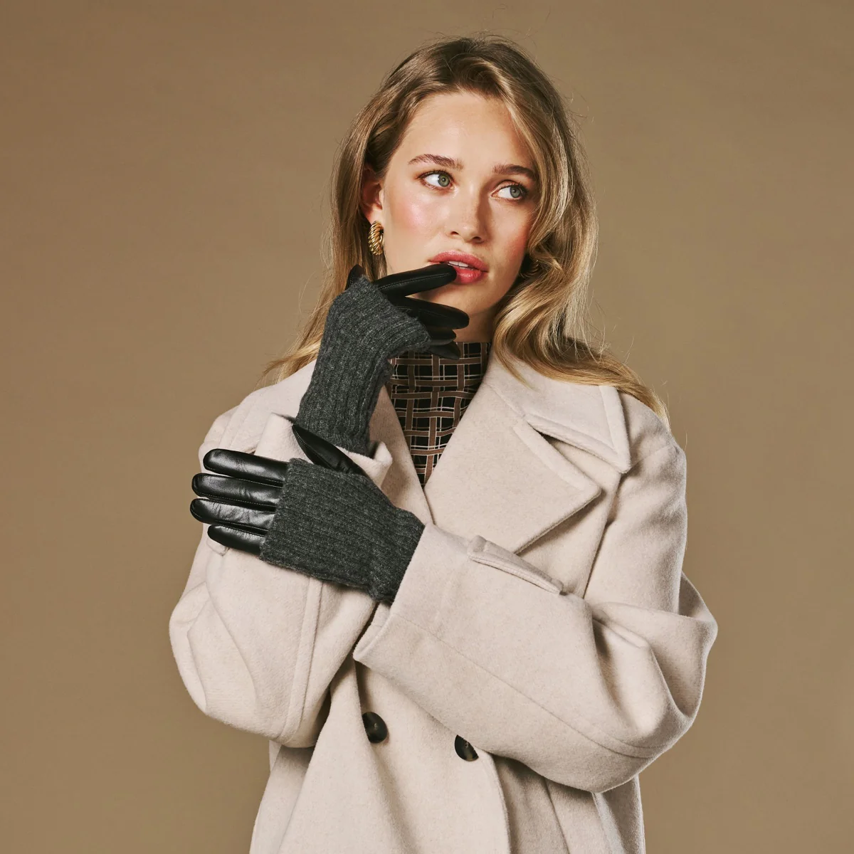Riley (black) – Sheepskin leather gloves with knit cuff and touchscreen feature - Image 10