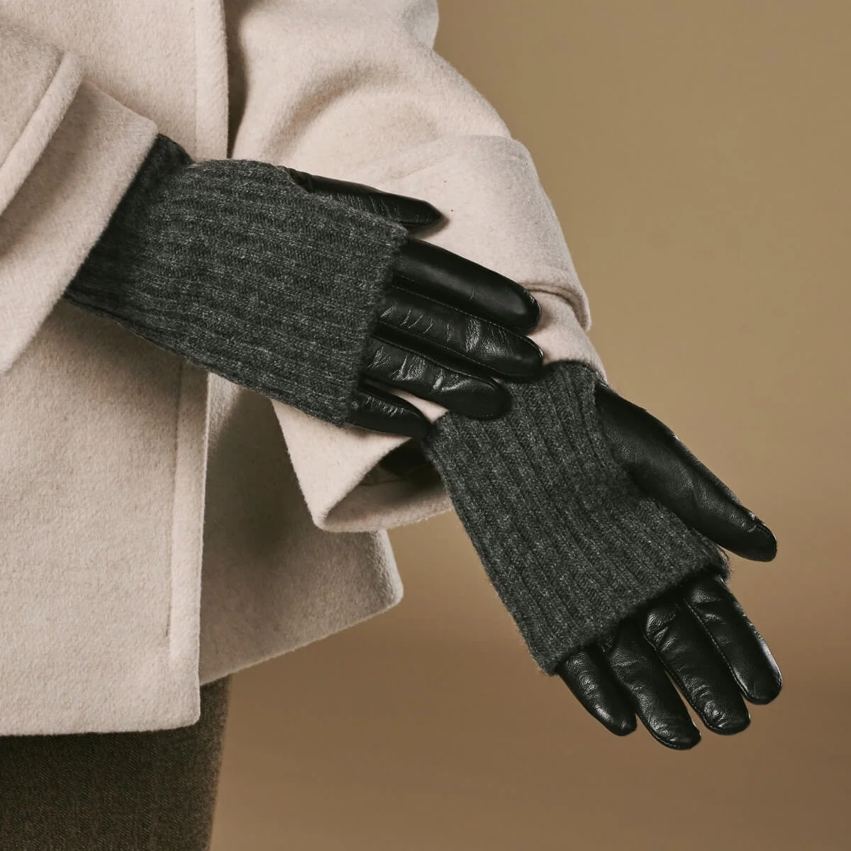 Riley (black) – Sheepskin leather gloves with knit cuff and touchscreen feature - Image 3