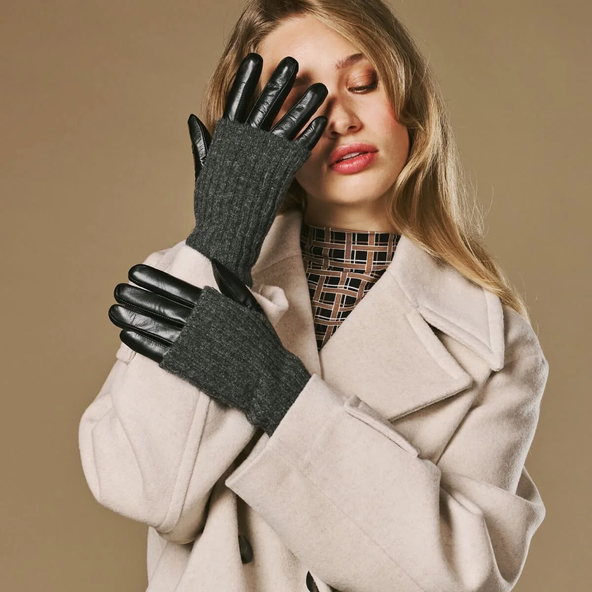 Riley (black) – Sheepskin leather gloves with knit cuff and touchscreen feature - Image 4