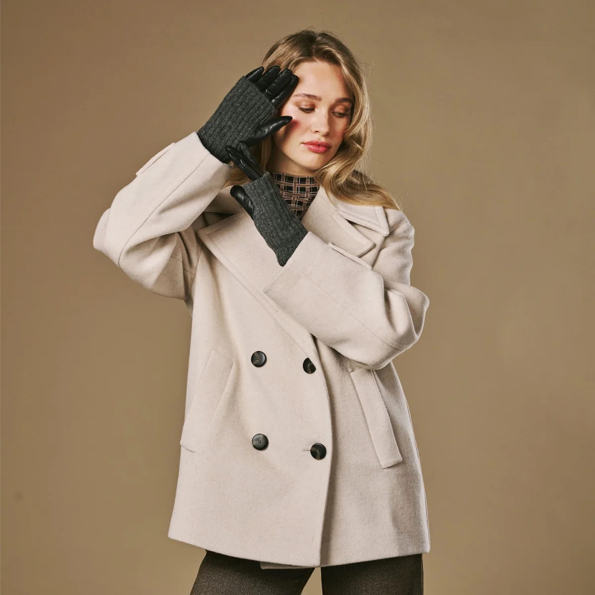 Riley (black) – Sheepskin leather gloves with knit cuff and touchscreen feature - Image 6