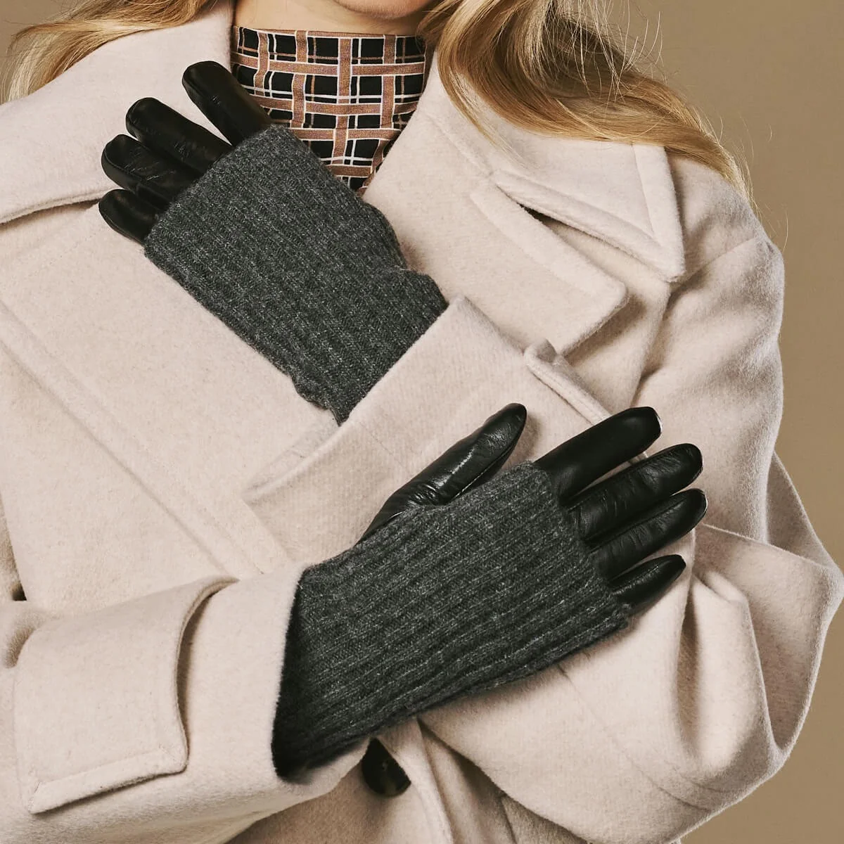 Riley (black) – Sheepskin leather gloves with knit cuff and touchscreen feature - Image 7