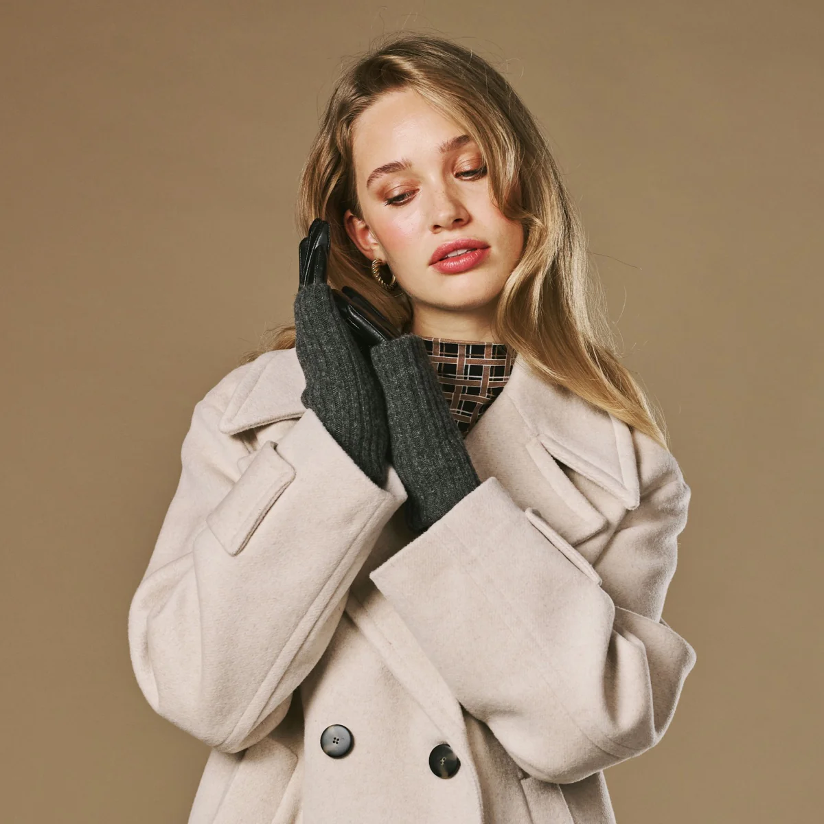 Riley (black) – Sheepskin leather gloves with knit cuff and touchscreen feature - Image 8