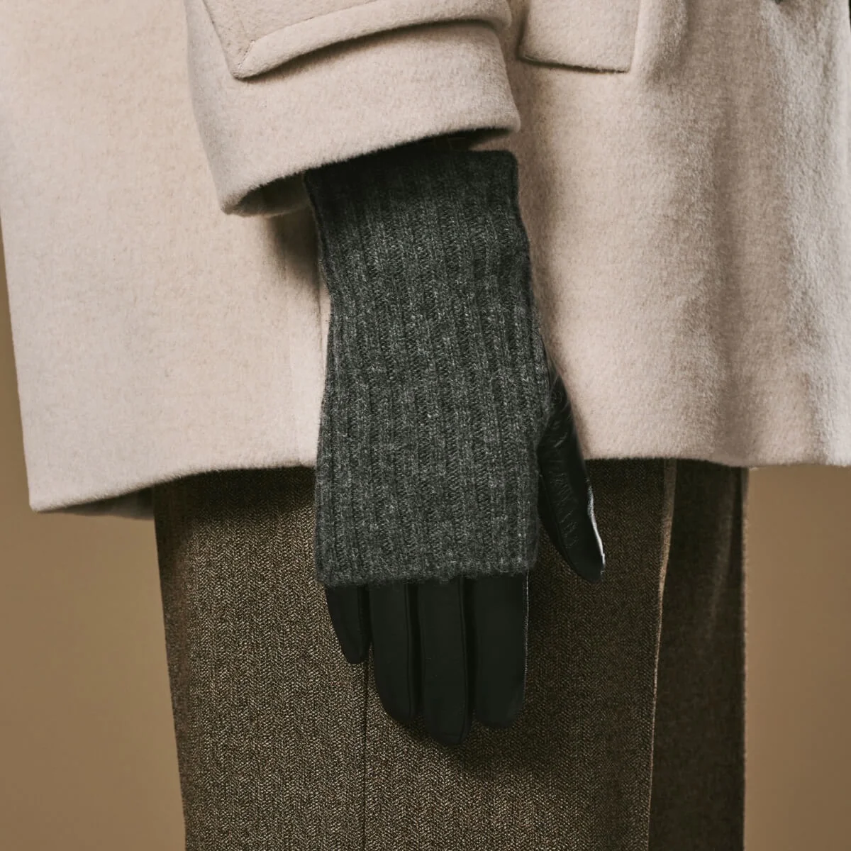 Riley (black) – Sheepskin leather gloves with knit cuff and touchscreen feature - Image 9