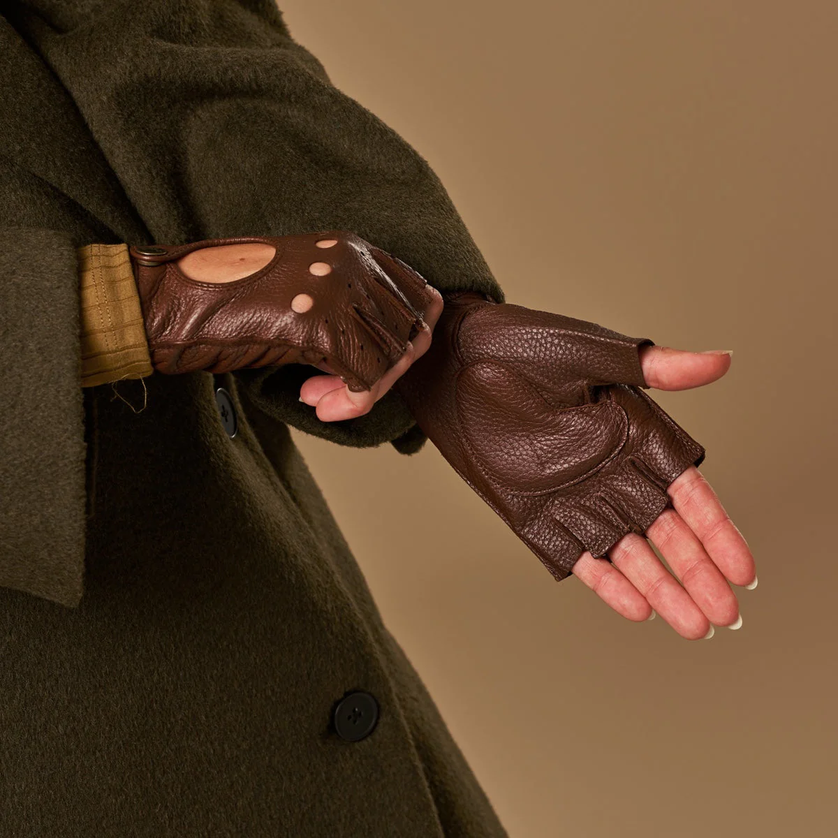Robyn (brown) – Luxurious women's fingerless driving gloves made of American deerskin leather - Image 6